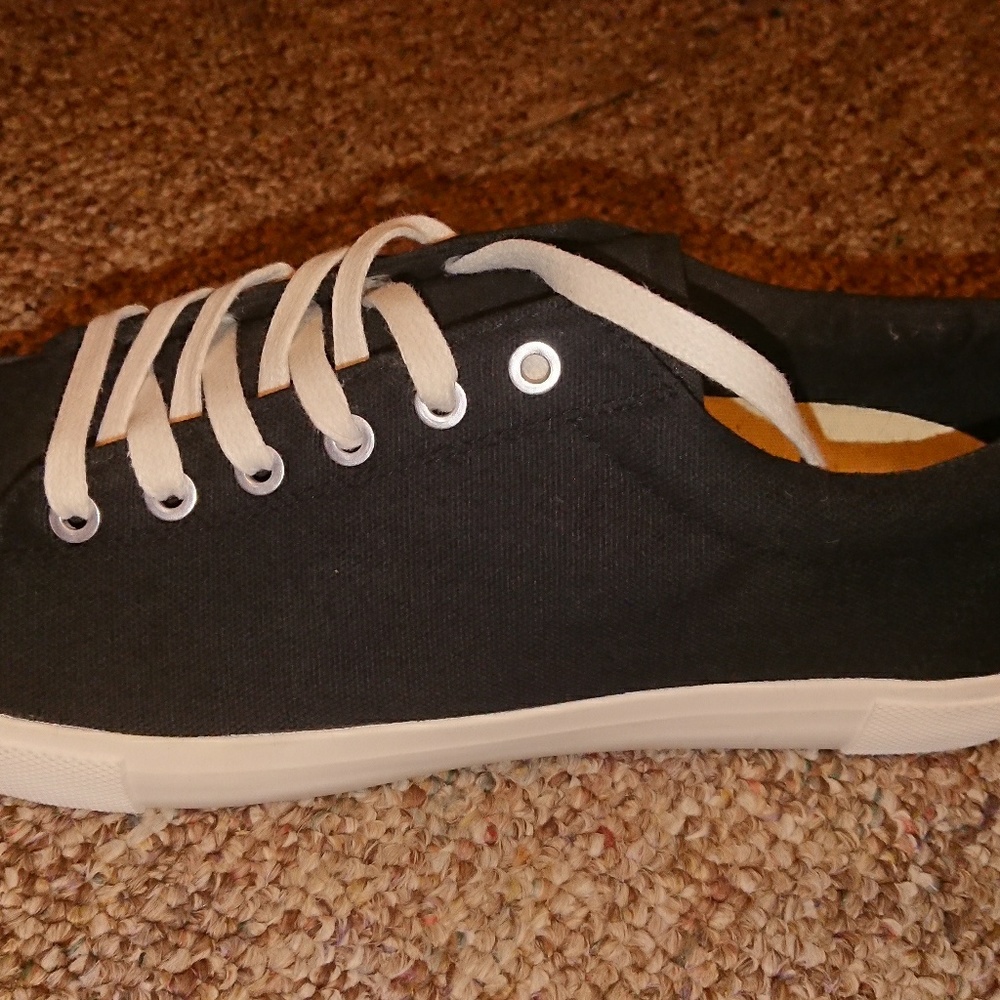 Sneaker - Picture 3 of 4